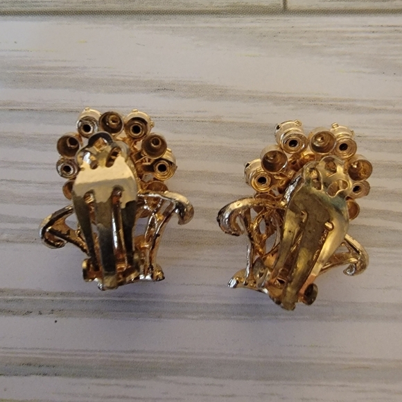 F17 Vintage Gold-tone & Clear & Purple Stone Flower Clip-on Earrings - Picture 2 of 3